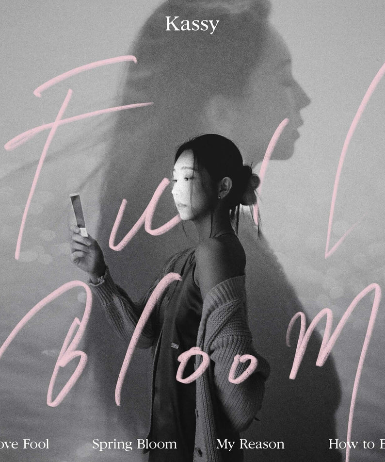 KASSY - 6th Album [Full Bloom] - Album Kpop : visuel monochrome avec la chanteuse, dédicaces roses, concept Spring Bloom