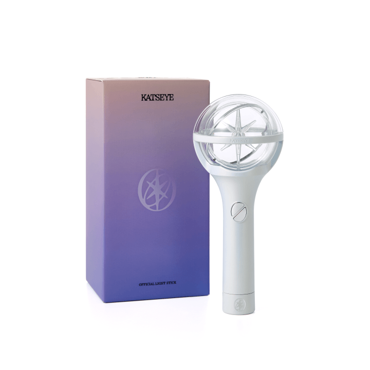 KATSEYE Official light Stick, boîtier violet et accessoire en métal blanc sur fond clair, photo produit de la marque