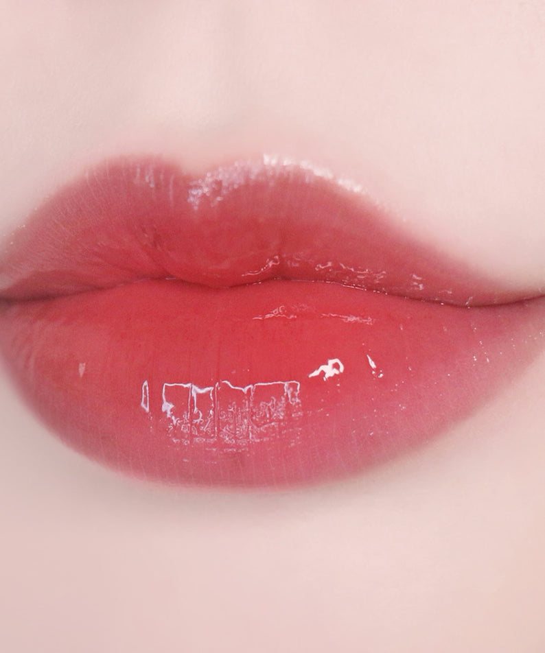 KEEP IN TOUCH Glow Water Lip Tint brillant sur les lèvres d'une femme, montrant une teinte éclatante et hydratante.