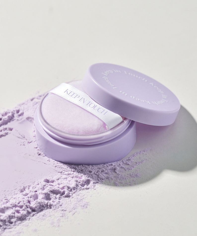 KEEP IN TOUCH Mini Pore Eraser Powder, poudre compacte violette pour lisser le teint et minimiser les pores, produit de beauté élégant.