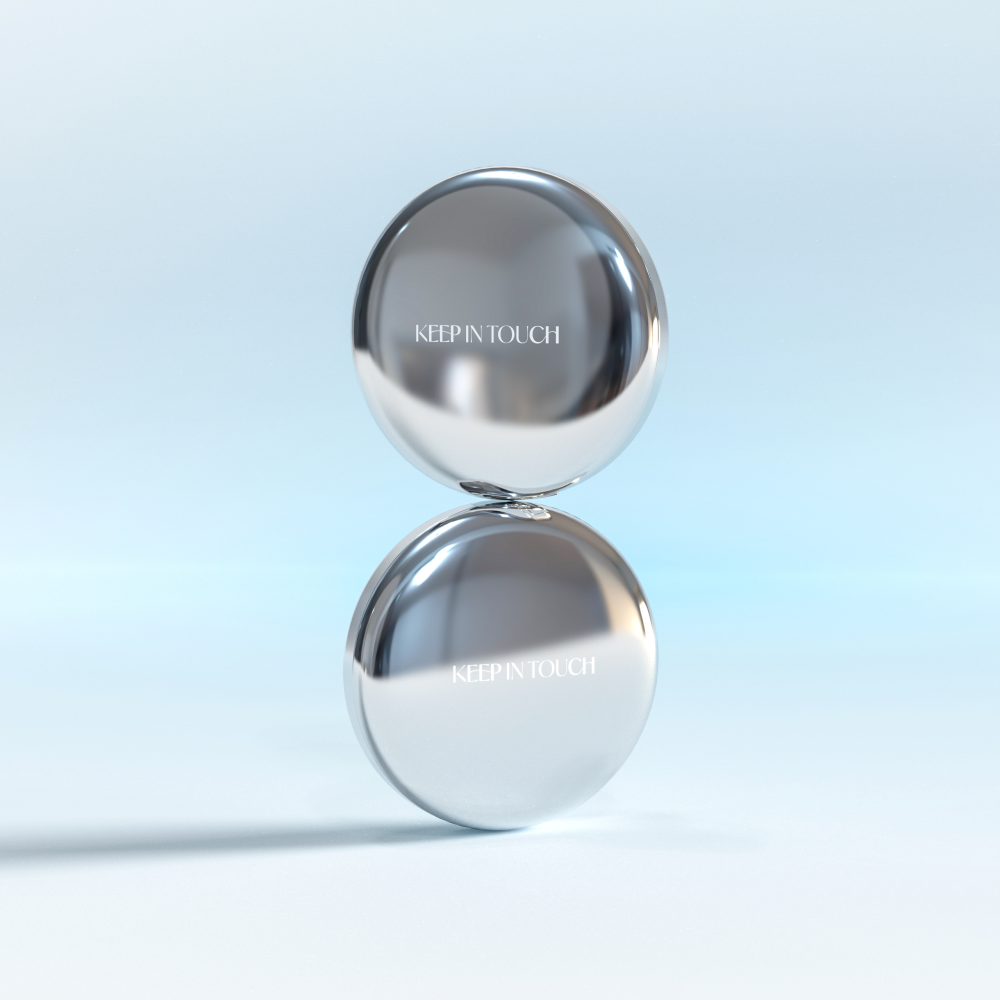 KEEP IN TOUCH Soft Cloud Blur Powder Pact, packaging miroir sur fond bleu clair, rendu maquillage doux en studio.