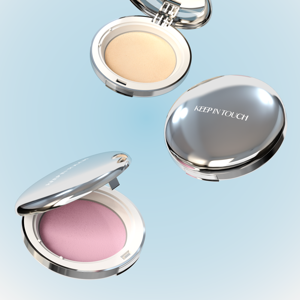 KEEP IN TOUCH Soft Cloud Blur Powder Pact, compact maquillage cosmétique argenté sur fond bleu clair, gros plan du produit.
