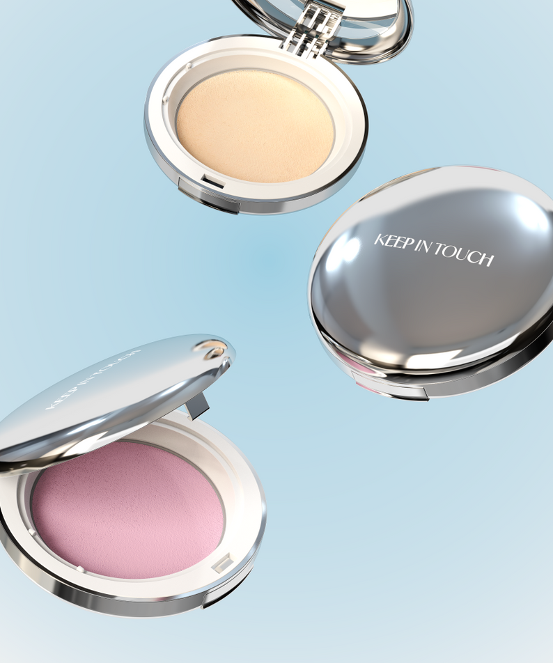 KEEP IN TOUCH Sot Cloud Blur Powder Pact, compact maquillage : poudre floue, coffret argenté sur fond bleu clair.