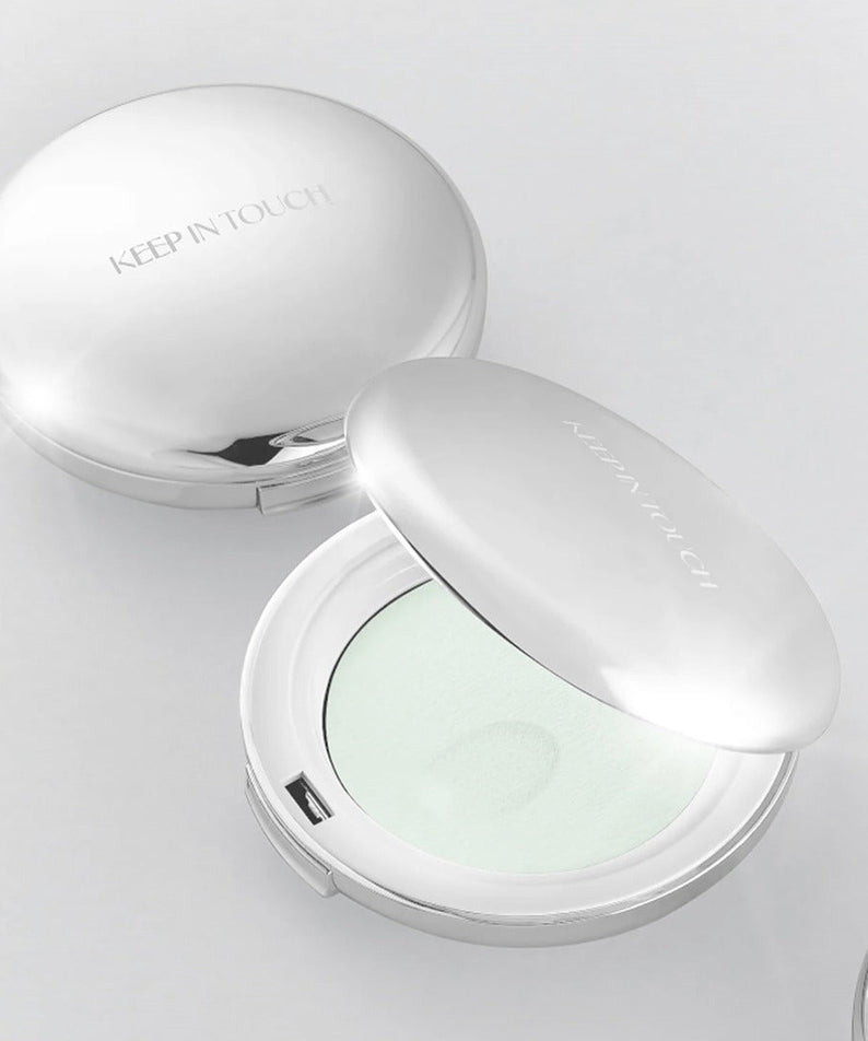 KEEP IN TOUCH Soft Cloud Blur Powder Pact dans son boîtier élégant argenté, cosmétique de beauté luxueuse.