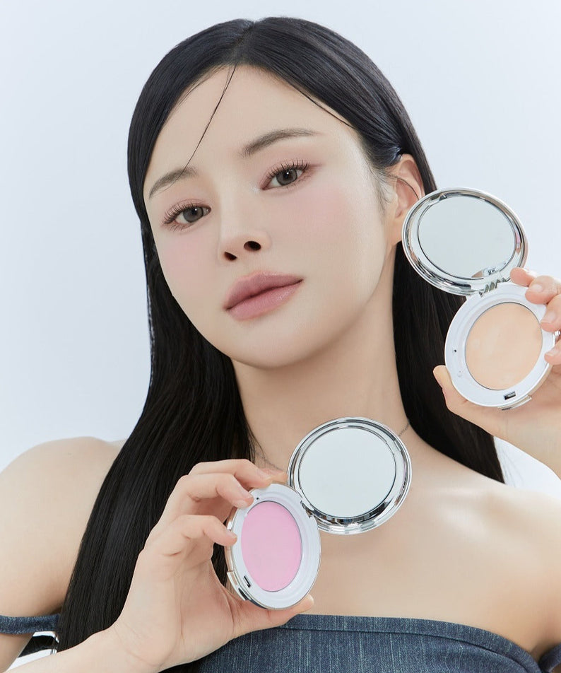 Femme tenant KEEP IN TOUCH Soft Cloud Blur Powder Pact, montrant deux nuances de poudre compacte pour un teint parfait.