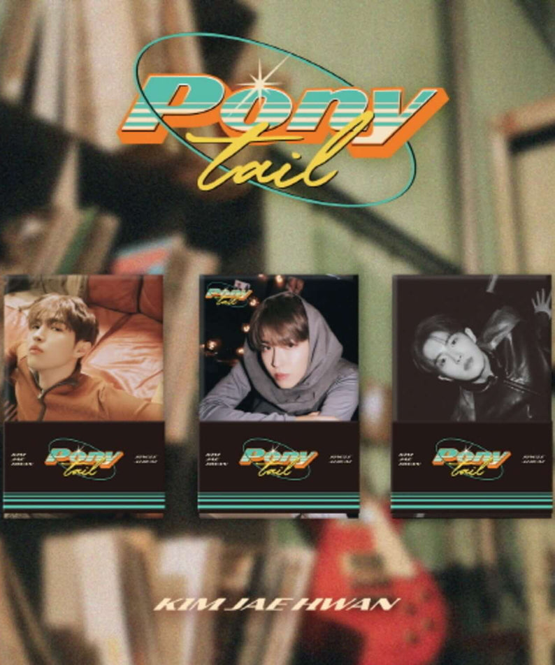 KIM JAEHWAN - Ponytail (POCA VER.) (Random 1 of 3) - Album Kpop : jaquettes sur table, affiche en arrière-plan, studio.