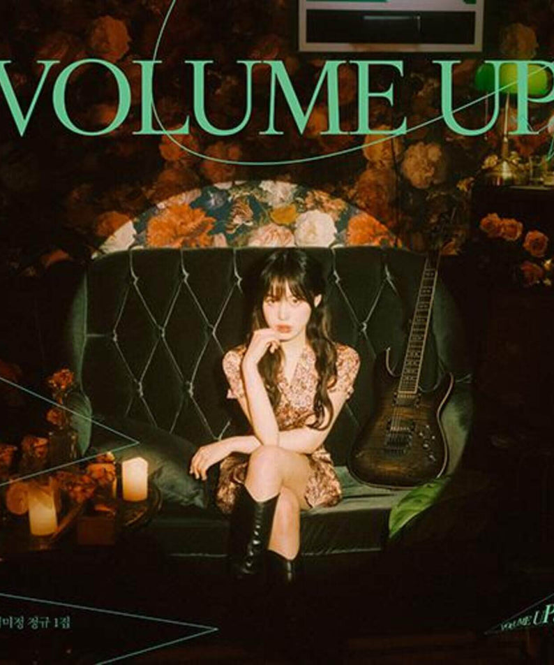 KIM MI JEONG - [VOLUME UP!] - Album Kpop : Kim Mi Jeong en tenue chic sur scène, guitare et fleurs en arrière-plan.