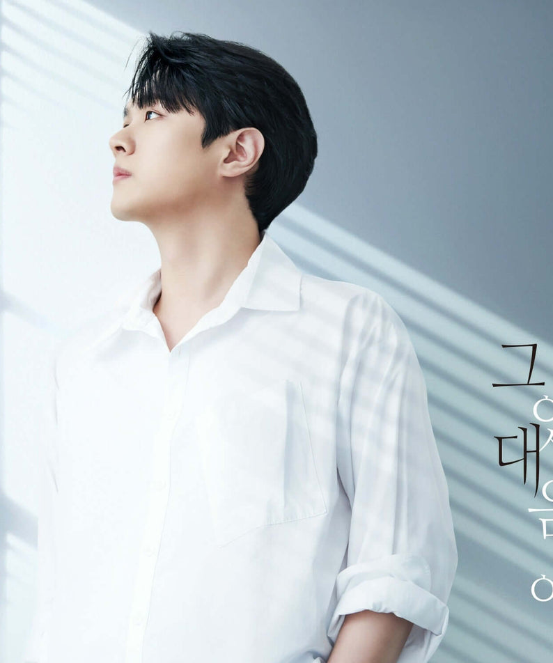 KIM MINSEOK - Album Kpop : visuel fan en portrait du chanteur Kim Minseok, couverture conceptuelle bleu clair, studio.