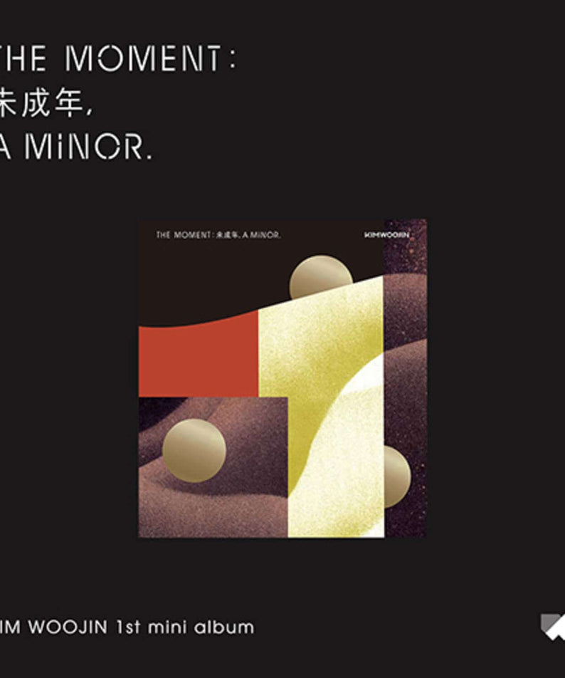 KIM WOOJIN - [The moment : 未成年, a minor.] (Version A) - Album Kpop, cover sombre avec formes dorées