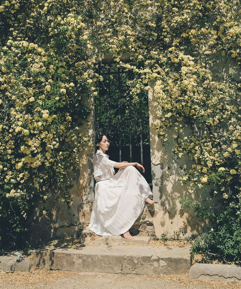 KIM YUNA - 5th Album - Album Kpop : pochette avec Kim Yuna devant des fleurs, ambiance jardin printanier, marque KIM YUNA.