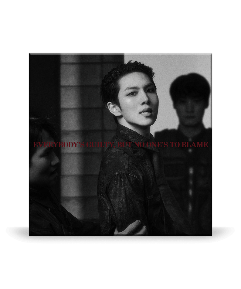 KINO - [EVERYBODY'S GUILTY, BUT NO ONE'S TO BLAME] - Album Kpop : portrait en noir et blanc, contexte sombre.
