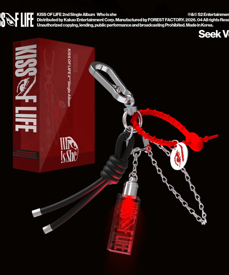 KISS OF LIFE - 2nd Single Album [Who is she] (Seek Ver.) (Limited) : coffret Kpop rouge et accessoire cadenas sur fond noir.