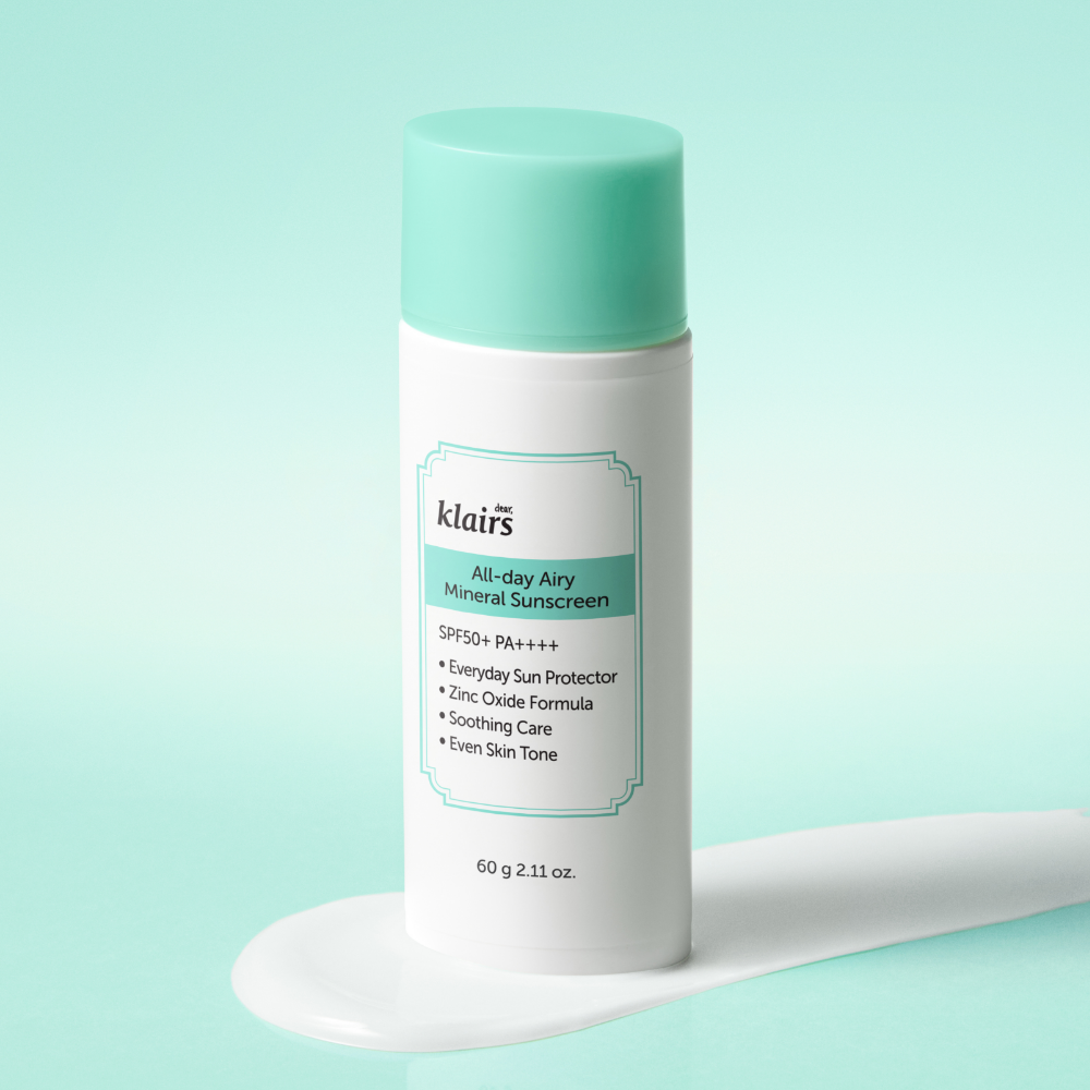 KLAIRS  All Day Airy Invisible Tone-Up Sunscreen 60g (SPF50+ PA++++) tube sur fond pastel bleu clair, présentation produit