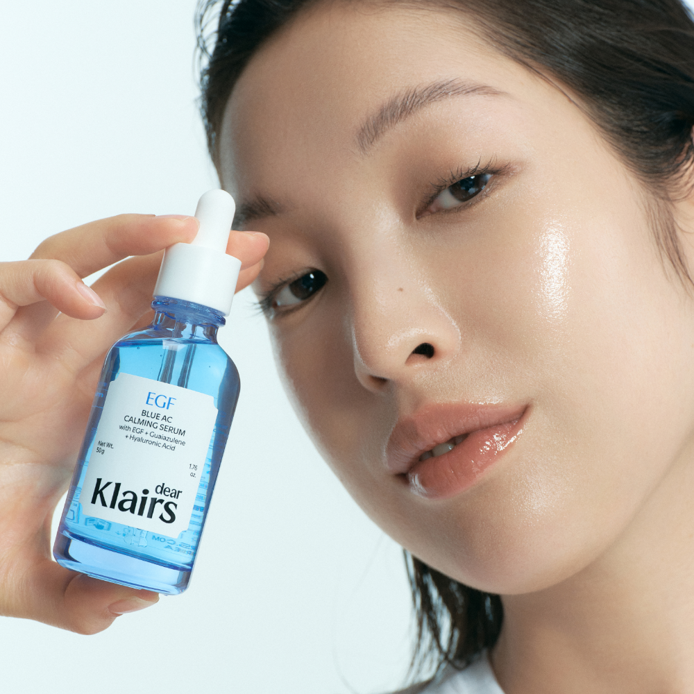 KLAIRS EGF Blue AC Soothing Serum 50g, photo produit avec flacon bleu KLAIRS et visage féminin apaisé, fond clair.