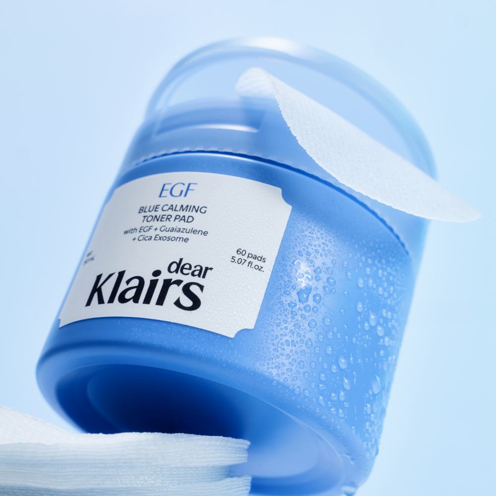 KLAIRS EGF Blue Calming Toner Pads 60 Pads, marque KLAIRS, coussinets bleus apaisants sur fond bleu clair