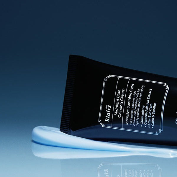 KLAIRS  EGF Midnight Blue Calming Cream 60g, crème apaisante de la marque KLAIRS sur fond bleu, photo produit.