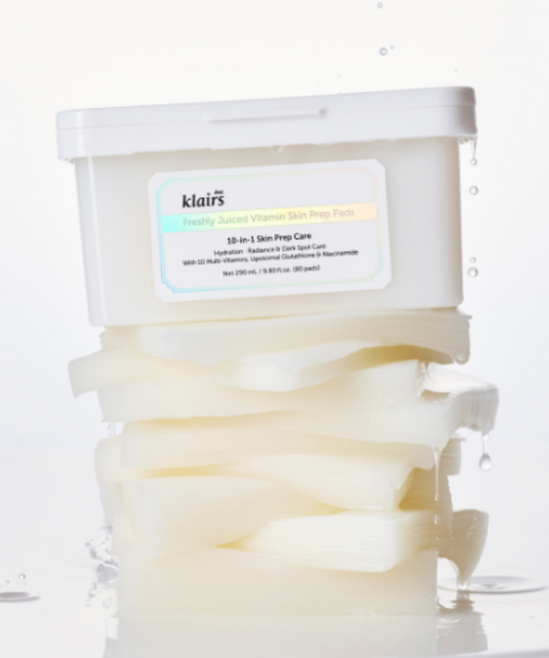 KLAIRS Freshly Juiced Vitamin Hwajalmeok Pad 80 sheets sur fond blanc, produit de soin éclaircissant et hydratant pour la peau