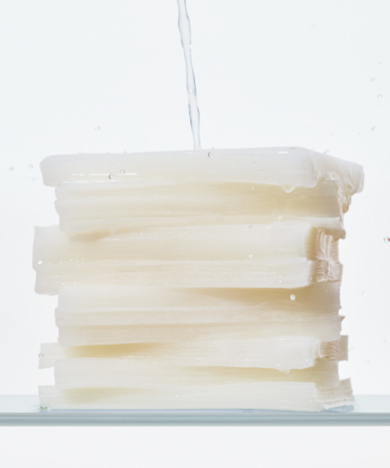 KLAIRS Freshly Juiced Vitamin Hwajalmeok Pad 80 sheets en empilement, texture et hydratation visible