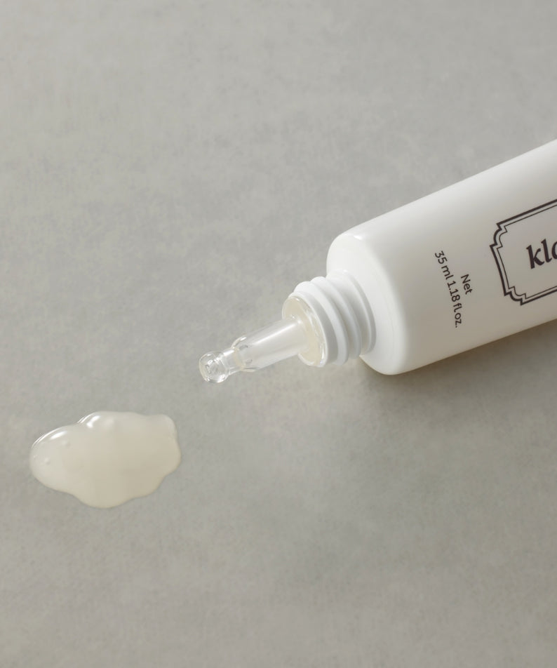 Gel pour les yeux KLAIRS Fundamental Eye Awakening Gel 35ml en tube avec texture visible sur une surface lisse.