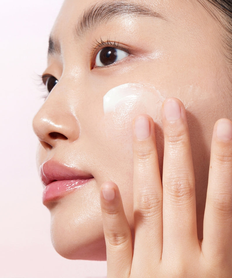 Application de la KLAIRS Maple Energy Infusing Cream 60g sur la peau d'une jeune femme avec une texture douce et lumineuse.