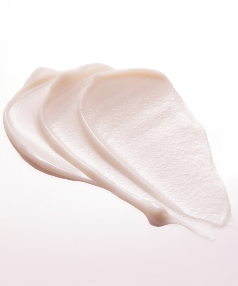 Texture crémeuse du KLAIRS Maple Energy Infusing Cream 60g étalée en lignes sur fond blanc.