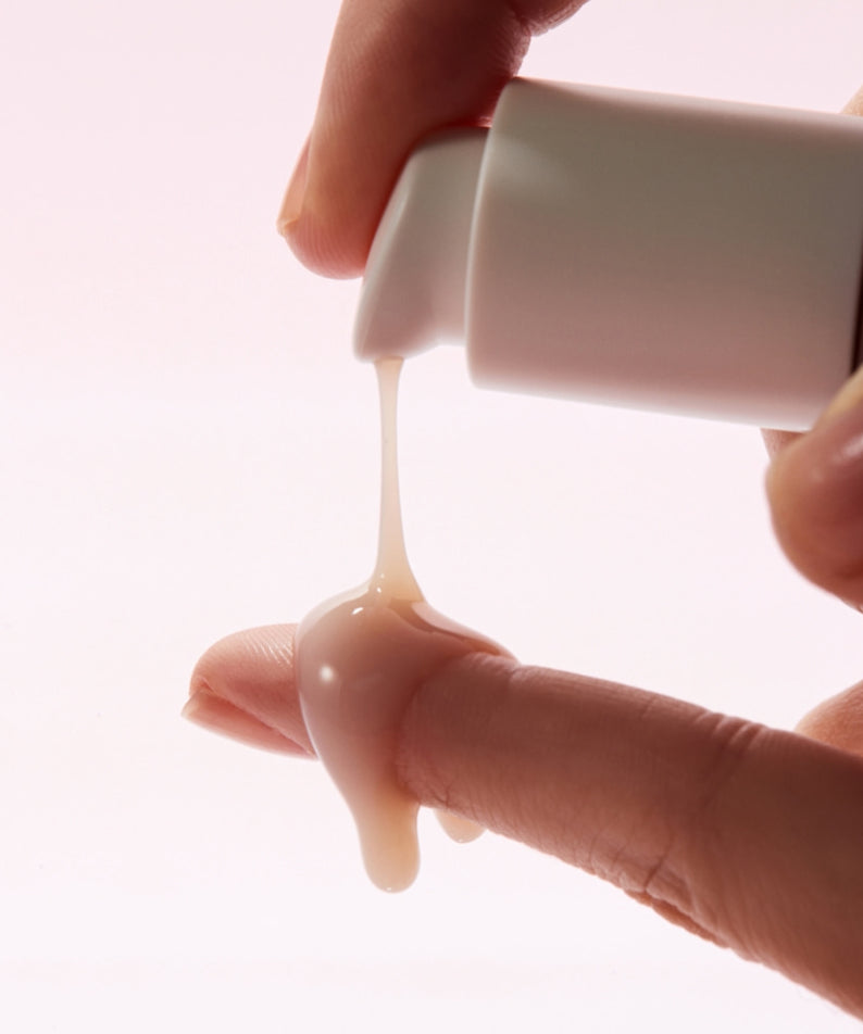 Application du KLAIRS Maple Energy Infusing Serum 30ml sur la peau, texture lisse et hydratante, soin quotidien efficace.