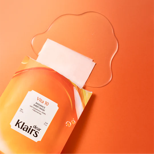 KLAIRS  Vitamin Vitality Sheet Mask 25ml 1sheet, masque sur emballage, vue produit sur fond orange en studio.
