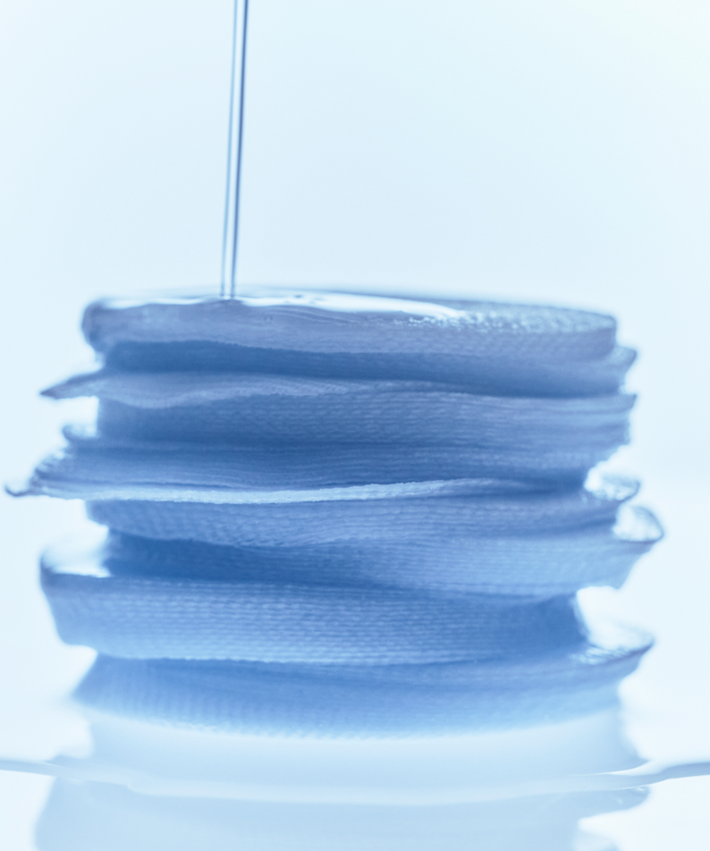 KLAIRS EGF Blue Calming Toner Pads 60 Pads empilées et calmantes avec liquide bleu versé dessus