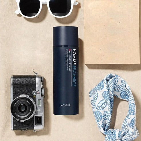 LACVERT  Homme Recharge All-in-One Essence 150ml : flacon bleu posé sur fond beige, avec accessoires lifestyle, vue produit.