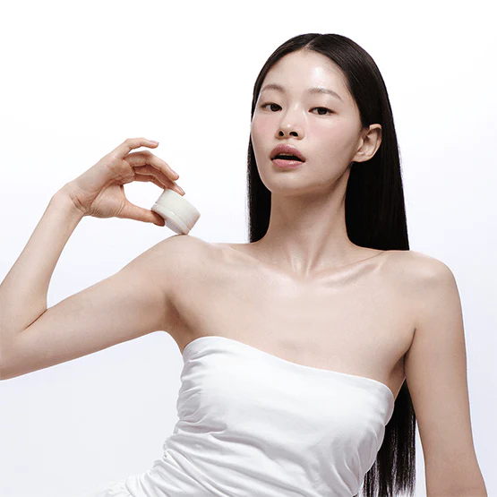 Décris l'image en français : LADOR Body Multi Balm 30g de la marque LADOR, femme appliquant le baume sur la peau.