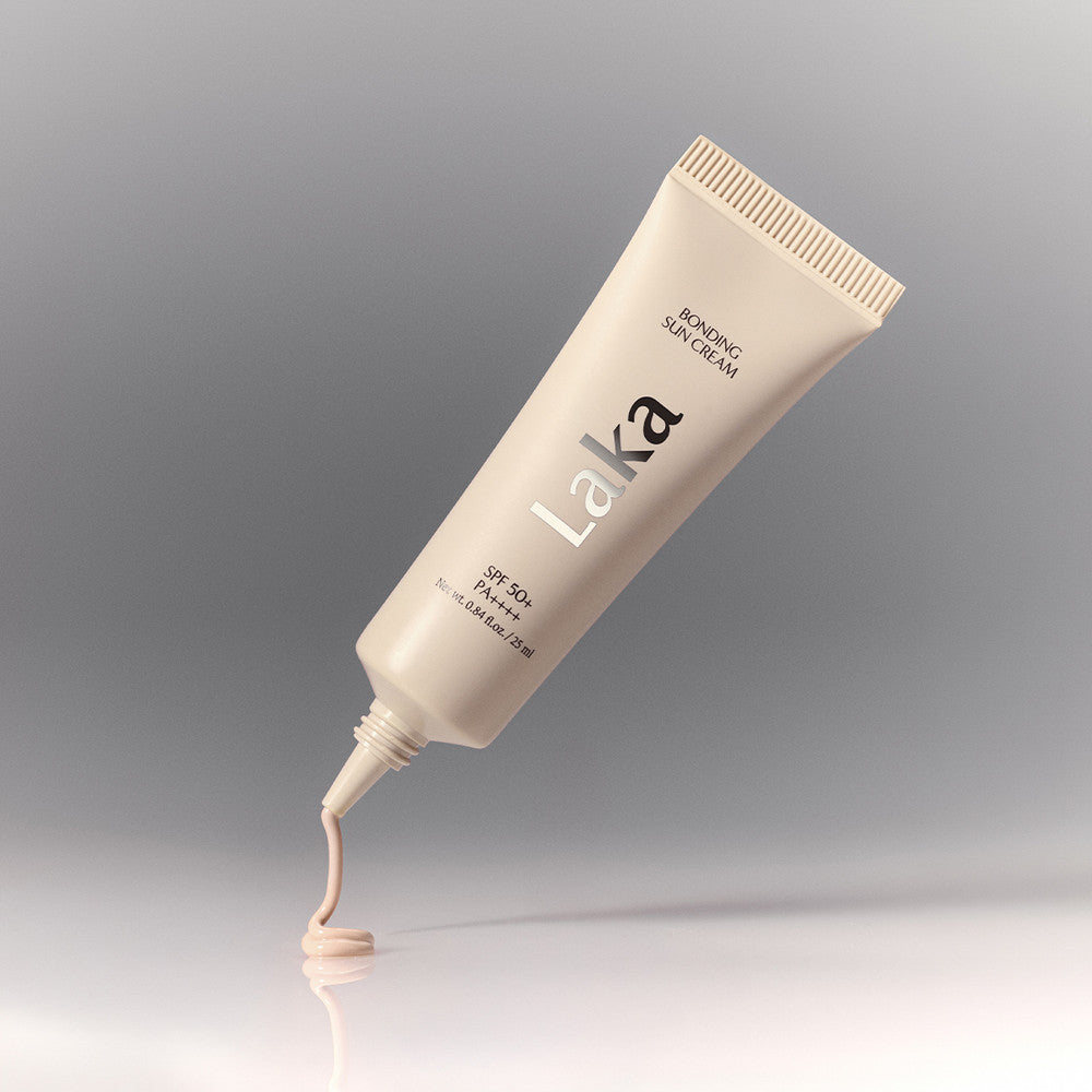 Décris l'image en français : LAKA Bonding Sunscreen 25ml de la marque LAKA, tube crème sur fond gris élégant.