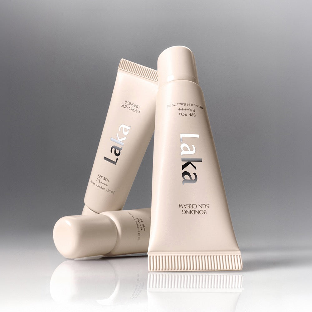LAKA Bonding Sunscreen 25ml, crème solaire de la marque LAKA, tubes sur fond gris, contexte beauté/cosmétique.