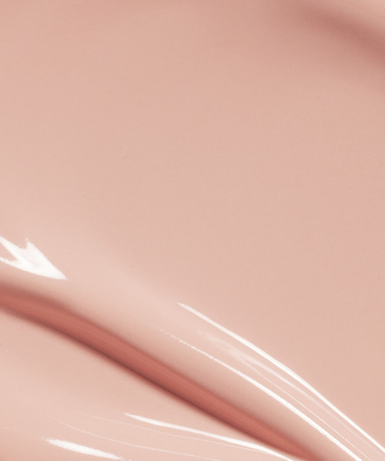 LAKA Bonding Tone-Up Base 30ml, flacon LAKA sur peau maquillée, texture rosée et luisante, gros plan
