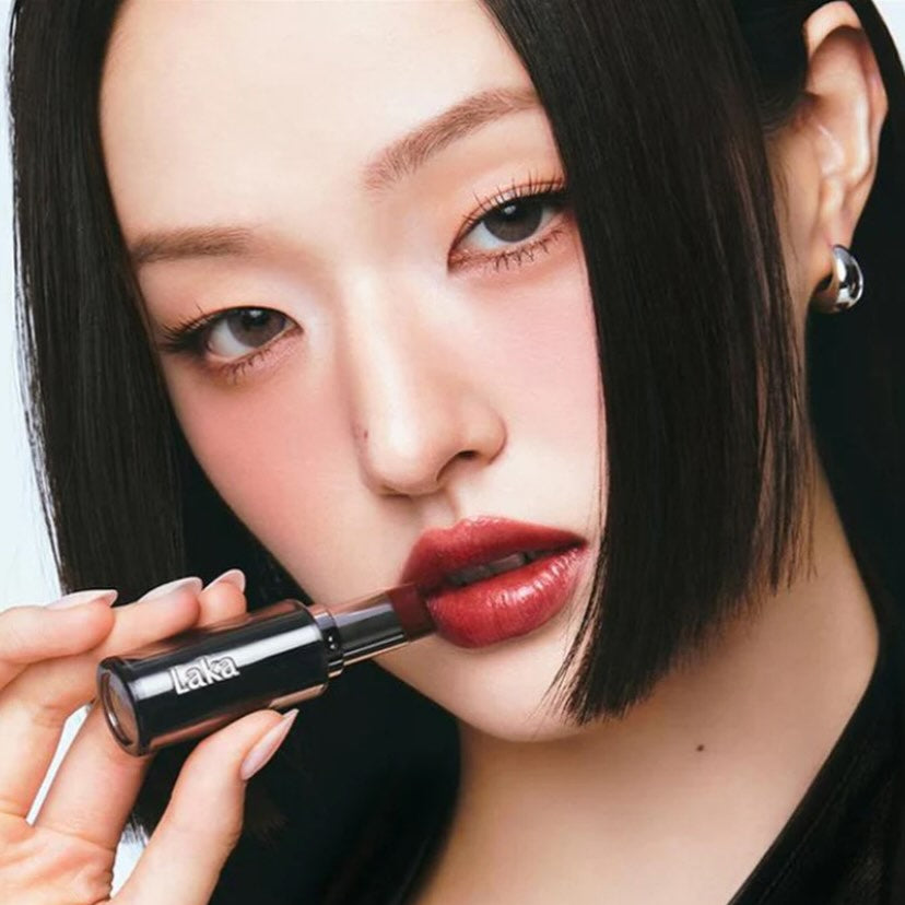 LAKA Devillip : femme maquillée au rouge à lèvres LAKA, gros plan sur le visage, contexte studio fond clair.