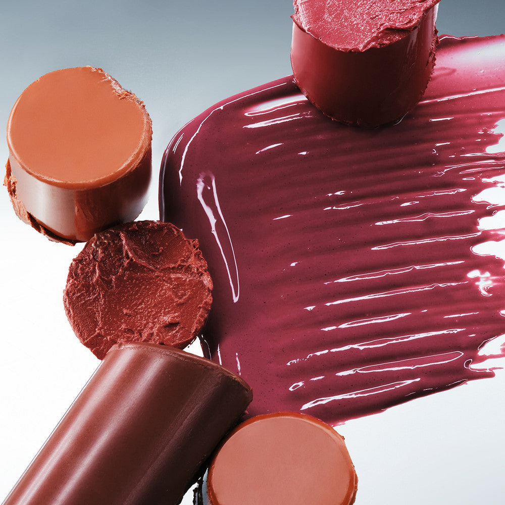 Décris l'image en français : LAKA Devillip, bouchons et morceaux de chocolat rouge, gros plan lumineux.