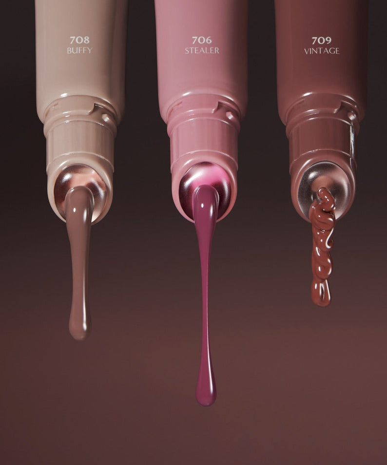 LAKA Fruity Lip Glossionner : trois gloss LAKA aux couleurs 708, 706, 709, tubes debout sur fond sombre