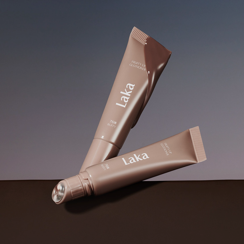 LAKA Fruity Lip Glossionner LAKA : tubes de gloss sur fond beige et bleu, mise en scène beauté