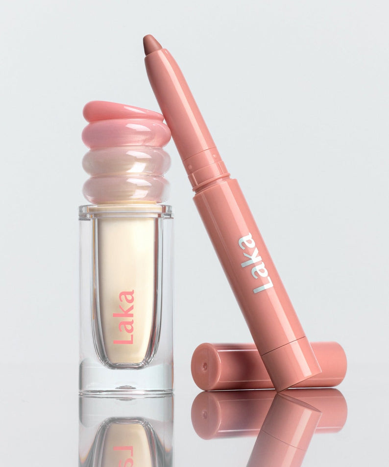 LAKA Maxi Glare Tint de la marque LAKA, tube et échantillons roses sur fond clair, rendu visuel maquillage