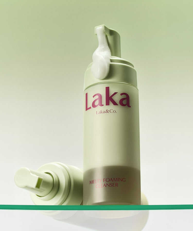 LAKA Melting Foaming Cleanser 145ml de la marque Laka, flacon vert sur fond vert clair, texture mousse visible.
