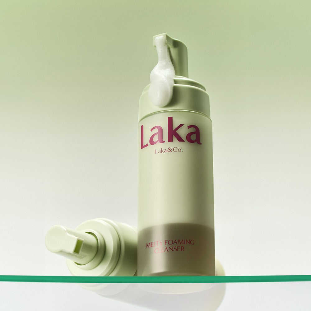 LAKA Melting Foaming Cleanser 145ml de la marque Laka, flacon vert sur fond vert clair, texture mousse visible.