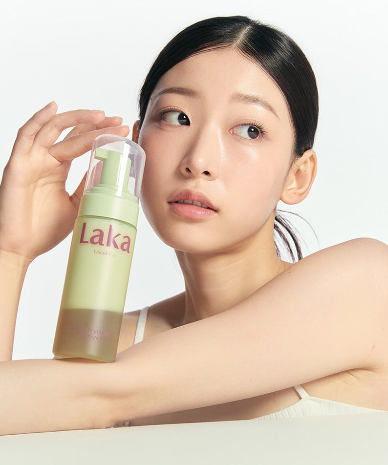 LAKA Melting Foaming Cleanser 145ml : femme l’appliquant, bouteille LAKA verte sur fond clair, contexte soin visage