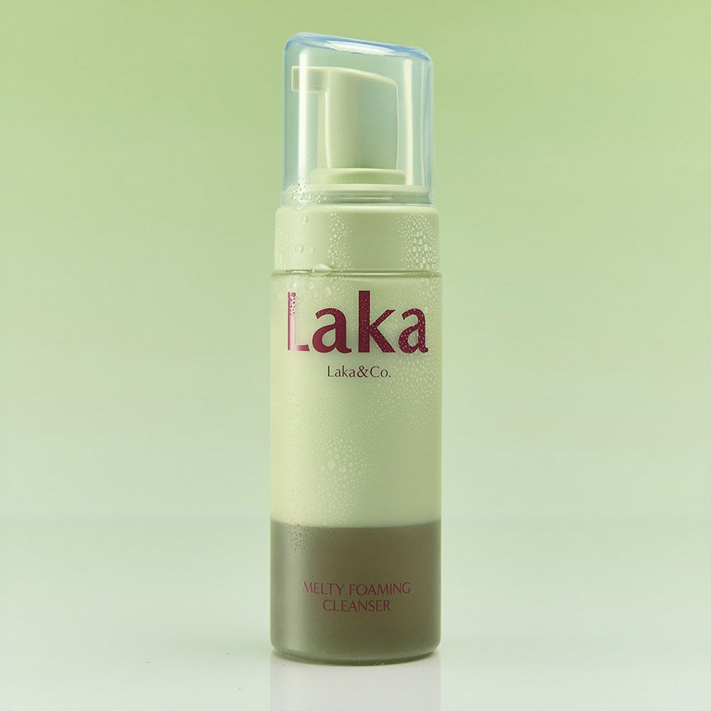 LAKA Melting Foaming Cleanser 145ml, bouteille LAKA sur fond vert clair, mousse nettoyante visible