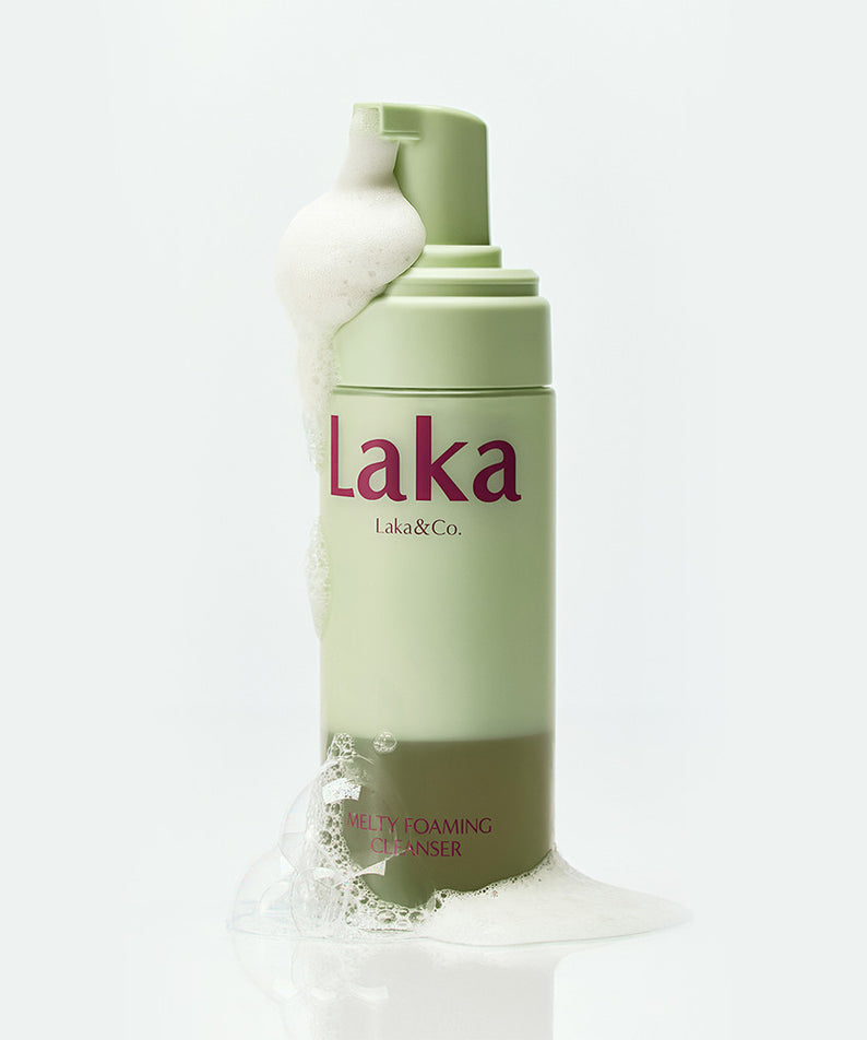 LAKA Melting Foaming Cleanser 145ml, flacon LAKA sur fond clair avec texture moussante, visuel produit en français.