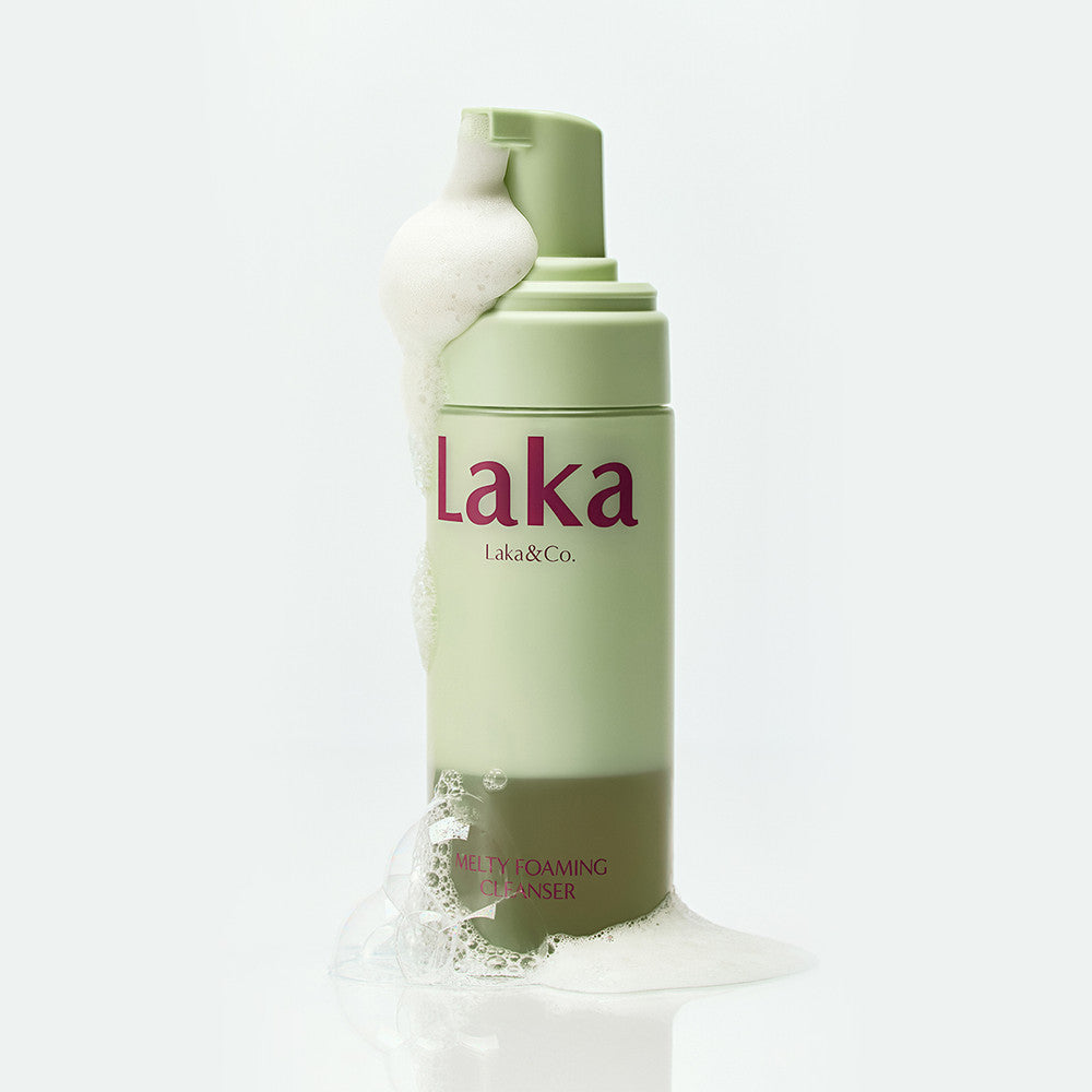 LAKA Melting Foaming Cleanser 145ml, flacon LAKA sur fond clair avec texture moussante, visuel produit en français.