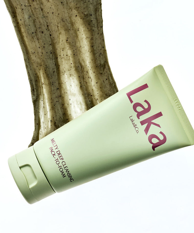 LAKA Melty Deep Cleansing Pack-to-Foam 120ml de la marque LAKA, tube crème sur fond blanc avec particules vertes.