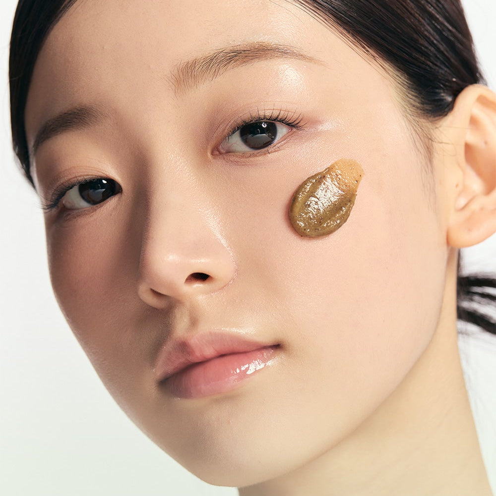 LAKA Melty Deep Cleansing Pack-to-Foam 120ml, produit LAKA sur le visage en contexte beauté, texture gel masque sur peau