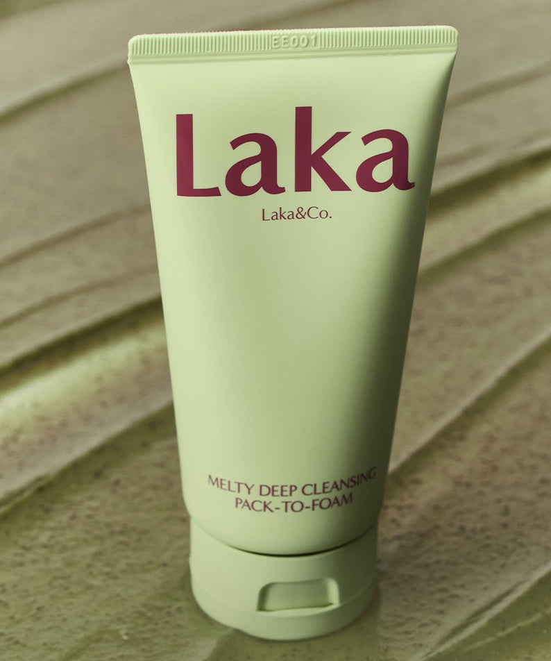 LAKA Melty Deep Cleansing Pack-to-Foam 120ml de la marque Laka, tube vert sur serviette beige, contexte salle de bain.