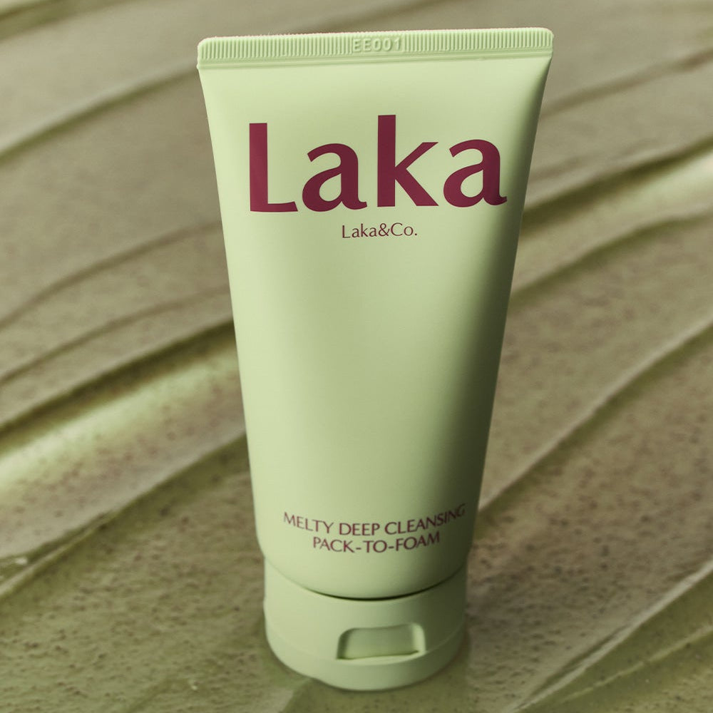 LAKA Melty Deep Cleansing Pack-to-Foam 120ml de la marque Laka, tube vert sur serviette beige, contexte salle de bain.
