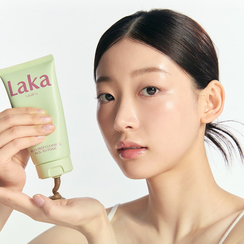 LAKA Melty Deep Cleansing Pack-to-Foam 120ml de LAKA, tube vert, femme en soin visage, fond clair, pack-to-foam