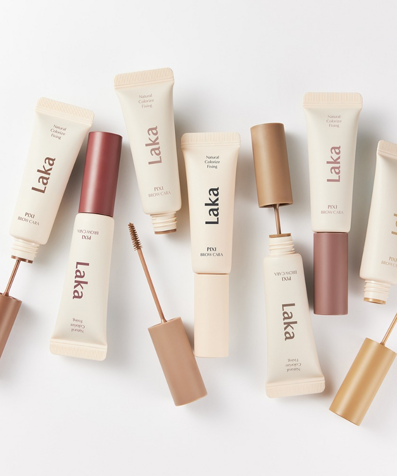 LAKA Pixi Brow Cara 8g, tubes et applicateurs cosmétiques LAKA sur fond clair, présentation produit maquillage